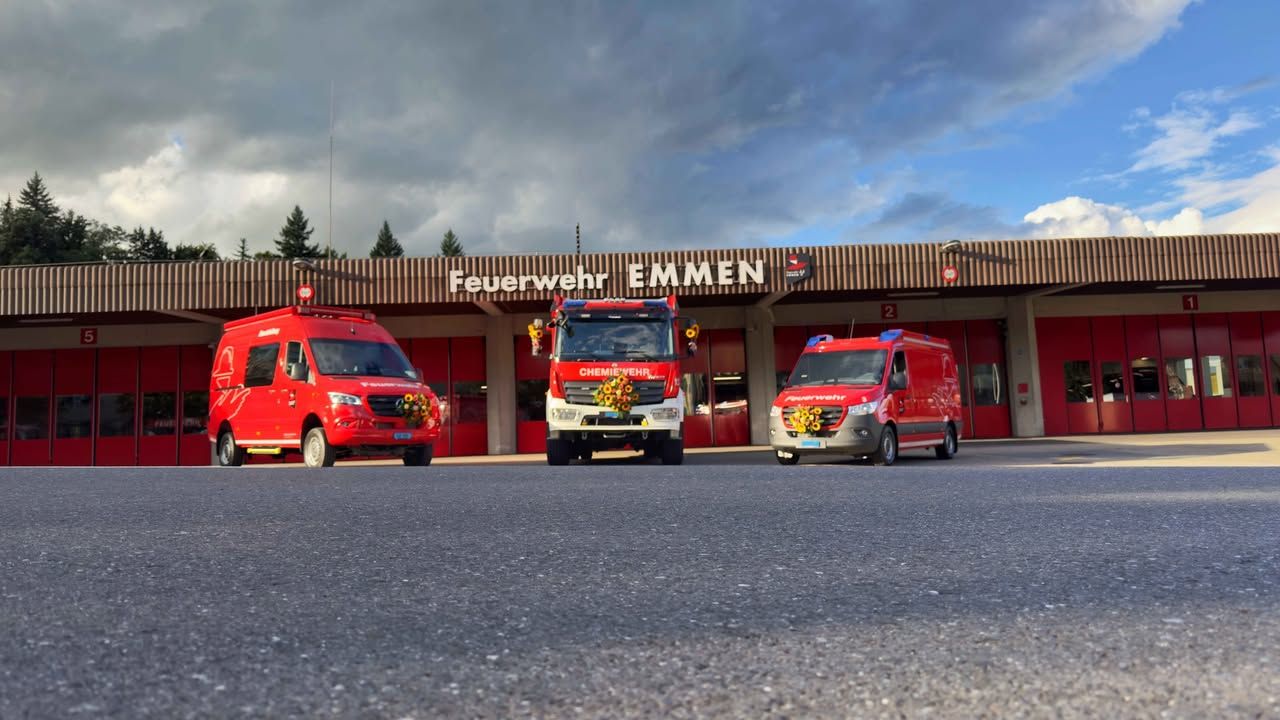 🤩 Unsere drei neuesten Fahrzeuge im Dienst der Feuerwehr Emmen 🤩
Von links nach rechts:
🚒 Einsatzleitfahrzeug – seit April 2025 im Einsatz
🚒 Chemiewehrfahrzeug – seit Januar 2024 im Einsatz
🚒 Atemschutzfahrzeug – seit August 2025 im Einsatz

Mit moderner Technik, bewährter Zuverlässigkeit und viel Herzblut unserer Maschinisten sind wir bestens für kommende Einsätze gerüstet.
👉 Wir wünschen allen Fahrerinnen und Fahrern jederzeit eine sichere und unfallfreie Fahrt!