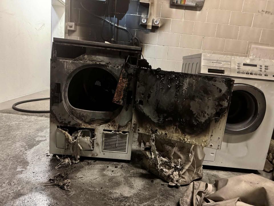 📟 Alarmmeldung: Rauchentwicklung im Keller 

Das Bild des Tumblers zeigt eindrücklich, wie stark der Rauch im Kellergeschoss war. Die Feuerwehr Emmen konnte den Brand rasch löschen und den Bereich erfolgreich entrauchen. Einige Bewohnerinnen und Bewohner mussten das Gebäude kurzzeitig verlassen. Verletzt wurde niemand.